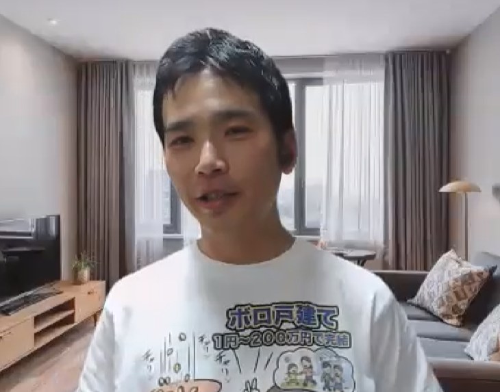 Zoomでの個別相談中のスミ。ボロ戸建てTシャツを着てカメラに向かって話している